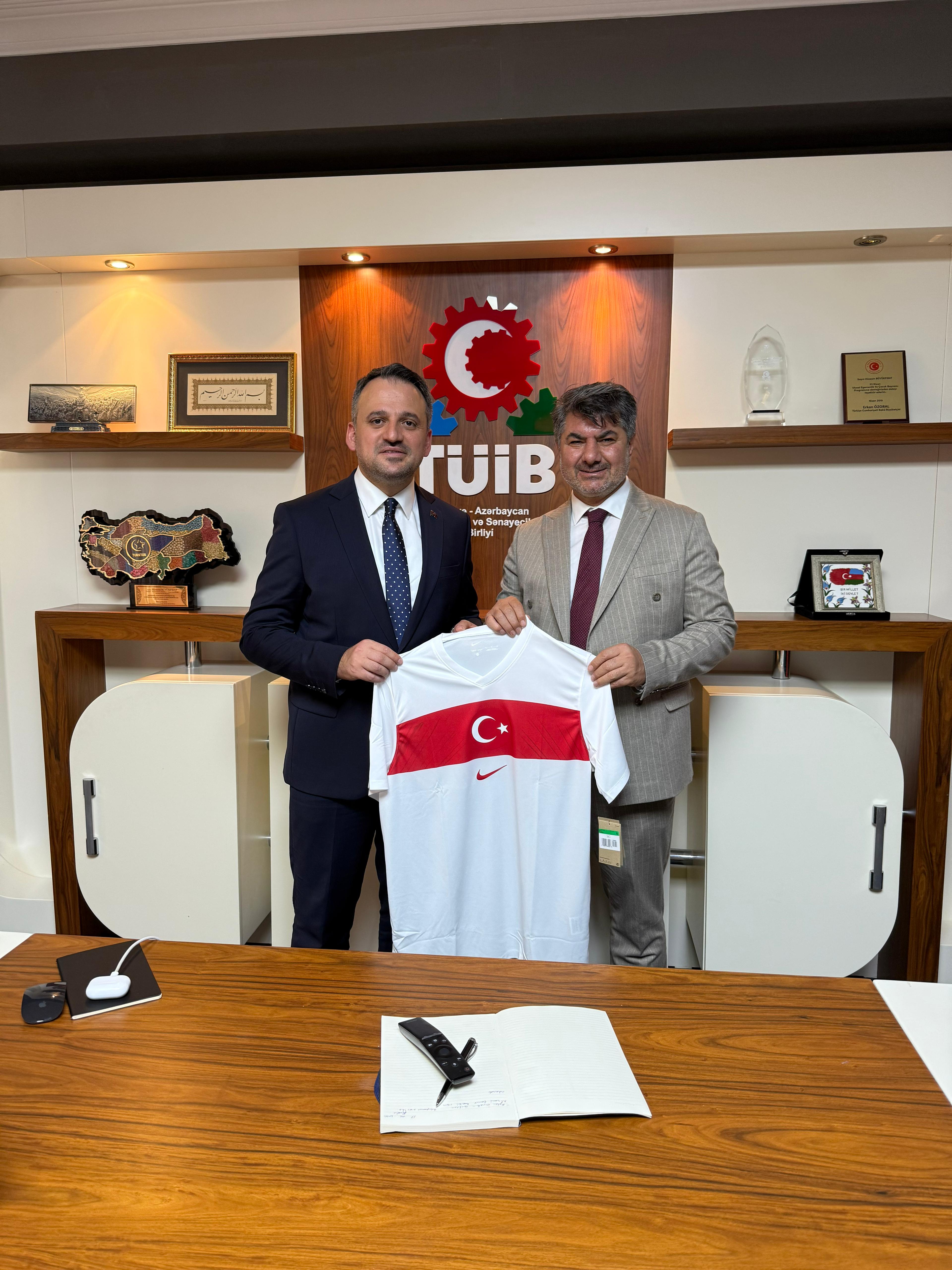 Türkiyə Gənclər və İdman nazirinin müavini Enes Eminoğlu və Türkiyə Gənclər Fondunun (TÜGVA) sədri İbrahim Beşinci Türkiyə-Azərbaycan İş Adamları və Sənayeçiləri İctimai Birliyinin (TÜİB) ofisini ziyarət ediblər.